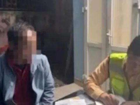 Đã chạy vào làn ngược chiều trên cao tốc, xe khách còn chèn ép xe đi đúng chiều