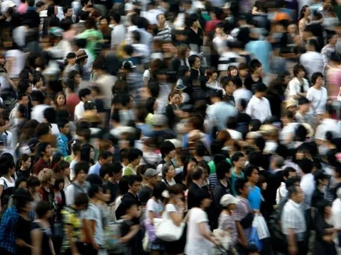 Vì sao một số người Nhật Bản cố tình va vào người lạ giữa phố đông?