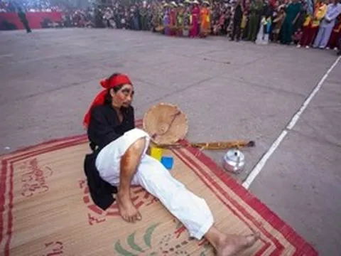 4 giờ sáng, cả làng í ới gọi nhau ra đình xem diễn trò