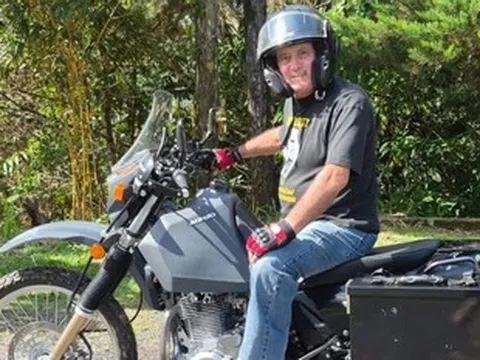 Ông lão 77 tuổi một mình đi vòng quanh thế giới bằng xe máy