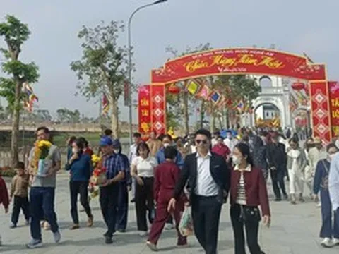 VIDEO: Hàng vạn người dân nô nức đi lễ đền ông Hoàng Mười cầu an đầu năm