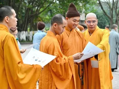 Tu sĩ Phật giáo tham gia ngày hội bầu cử