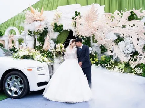 Ảnh cưới nét căng của cầu thủ Đức Huy và MC Huyền Trang Mù Tạt