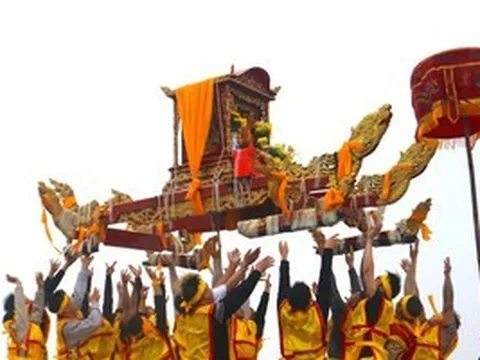 Độc đáo màn rước kiệu “bay” ở lễ hội Đền Cờn