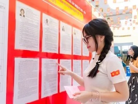 VIDEO: Cử tri trẻ háo hức khi đi bầu cử