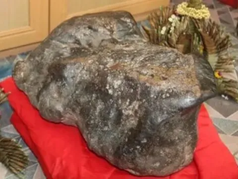 Xôn xao hòn đá hình con ếch nặng 60kg, nhiều người đến sờ... lấy may