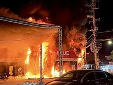 NÓNG: Cháy lớn tại quán Mixue ở Quảng Ninh, lửa bùng dữ dội thiêu rụi cửa hàng khiến nhiều người hốt hoảng