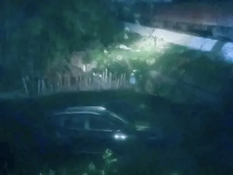 Băng qua đường sắt, xe ô tô bị tàu hỏa tông văng xuống mương nước