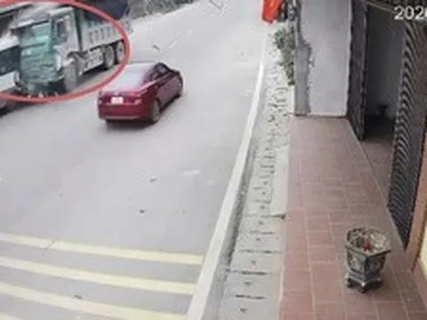 Xe ben tông ô tô đưa đón học sinh, nhiều em bị thương