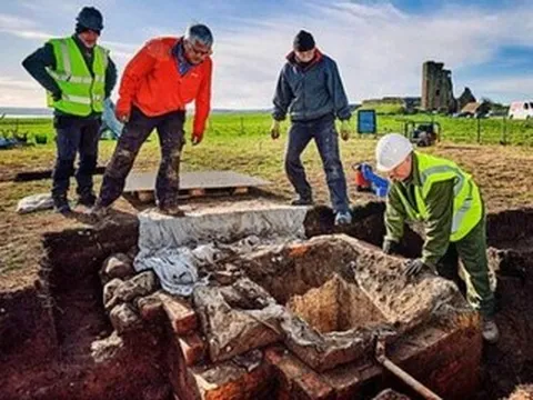 Phát hiện hầm trú ẩn hạt nhân bị lãng quên gần 60 năm dưới khuôn viên lâu đài cổ