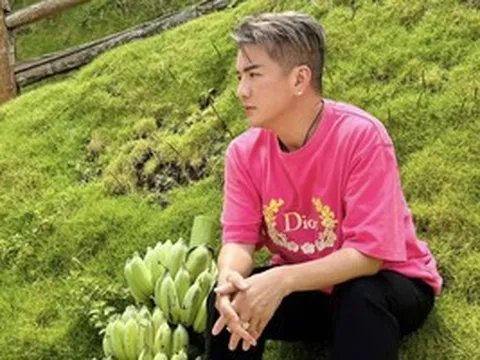 Đàm Vĩnh Hưng được nam ca sĩ vuốt má, vui đến muốn nhảy cẫng lên