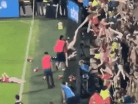 Fan quá khích có thể điên rồ tới mức này: Đem loạt búp bê "người lớn" ném rào rào xuống sân, phá hỏng trận đấu của "thiên thần" Di María