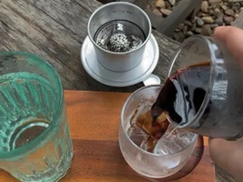 Khi chiếc phin bắt đầu nhỏ giọt