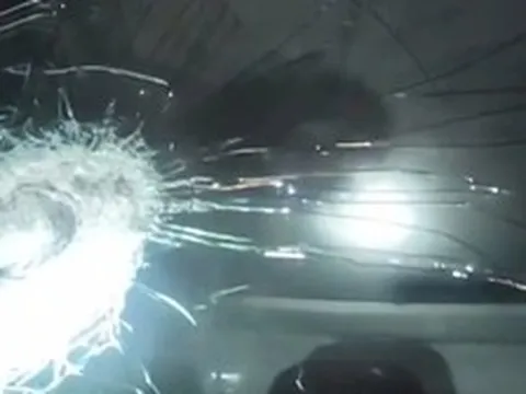 Nhiều ô tô vỡ kính khi chạy trên cao tốc qua Quảng Trị, nghi bị ném đá