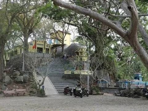 Dấu chân bí ẩn in sâu vào đá trên núi ở TPHCM khiến nhiều người tò mò