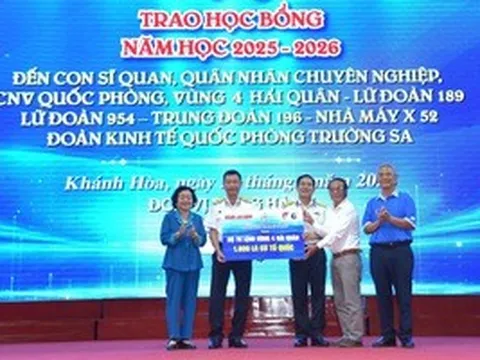 Trao 145 suất học bổng Vừ A Dính và 2.000 lá cờ Tổ quốc đến Vùng 4 Hải quân