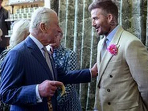 David Beckham gây bão khi thông báo "đầu quân" cho Chelsea