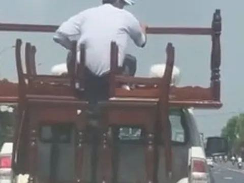 Công an TP Huế thông tin vụ "xe bán tải biển xanh chở người "đánh đu" phía sau thùng"
