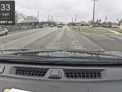 Nữ tài xế nhanh tay cứu bé trai mặc bỉm chạy ra đường