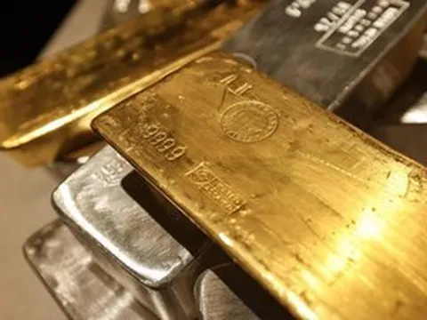 Vàng "mắc kẹt" tại Dubai, nhà buôn xả hàng