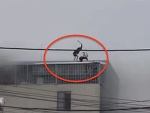 Hai người hùng phá mái nhà 7 tầng, cứu nạn nhân mắc kẹt trong đám cháy