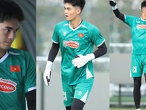 Thủ môn Trung Kiên chạy hớt hải vì quên đồ tập nhưng khoảnh khắc nào cũng thấy đáng yêu