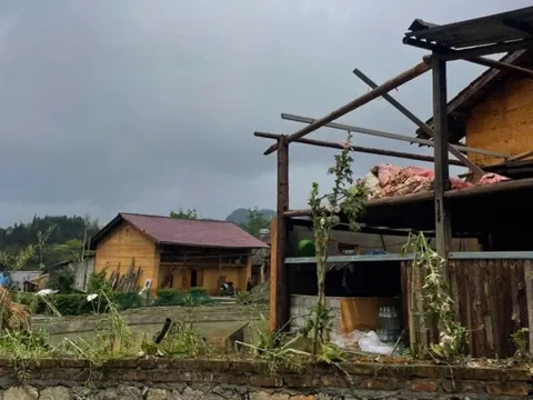 Loạt homestay Hà Giang tốc mái, sập tường do mưa đá hiếm gặp