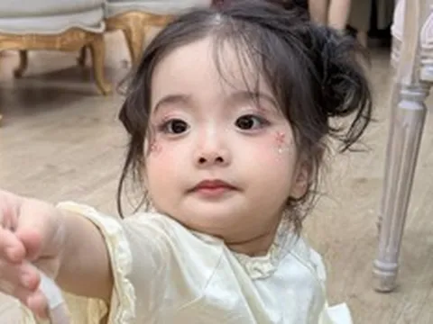 "Út cưng" Lisa nhà Khánh Thi - Phan Hiển "đốn tim" với loạt ảnh xinh yêu như búp bê