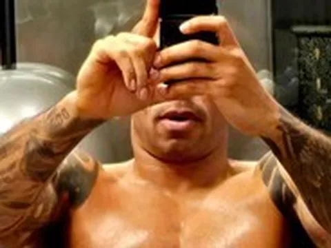 U50 vẫn sở hữu body cực khét, huyền thoại Arsenal chuẩn bị lên sàn boxing?