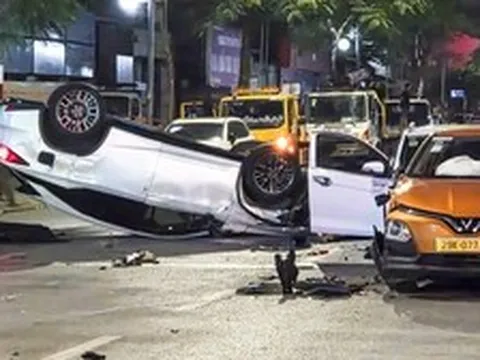 Hiện trường ô tô 'điên' tông liên hoàn khiến 2 người bị thương