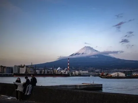 Tàu du lịch dành riêng cho khách nước ngoài ngắm núi Phú Sĩ
