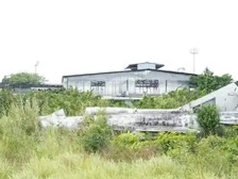 Di dời chiếc máy bay Mig21 bị 'bỏ quên' tại Cà Mau