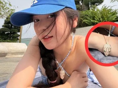 Xôn xao hình ảnh đi tắm nắng của Chu Thanh Huyền