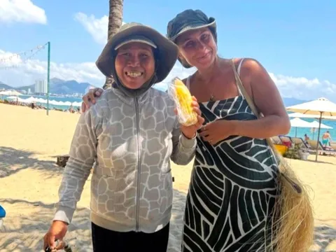 Thêm cô bán ngô ở Nha Trang 'viral' vì hát tiếng Nga điêu luyện