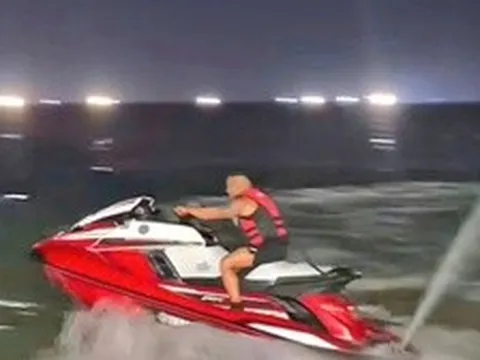 Liều lĩnh lái mô tô nước trong bãi tắm công cộng, TikToker bị mời làm việc