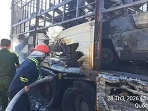 Xe tải cháy trơ khung trên cao tốc Cam Lâm – Vĩnh Hảo