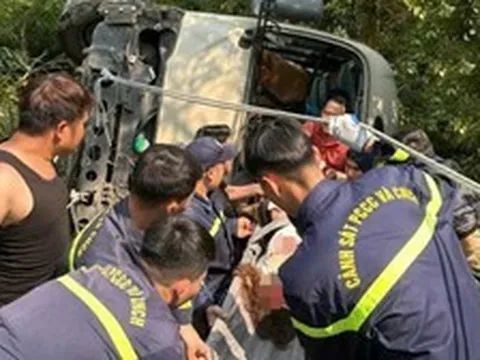 Xe khách chở 26 người lao xuống vực, nhiều người bị thương