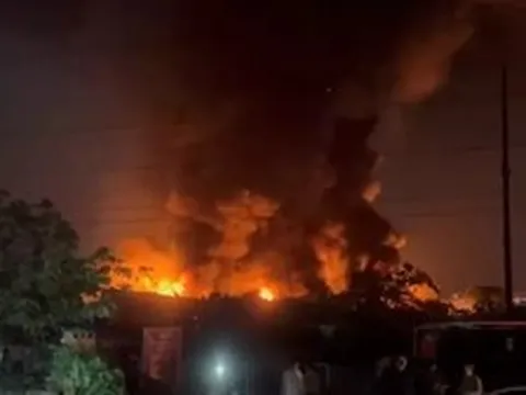 Hà Nội: Xưởng gỗ bốc cháy dữ dội trong đêm, 1 người tử vong