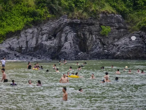 Bãi tắm tách biệt ở Việt Nam bất ngờ 'hot' trên báo ngoại