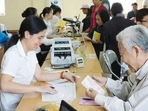 Tăng lương hưu: chọn phương án nào để người già “sống được”?