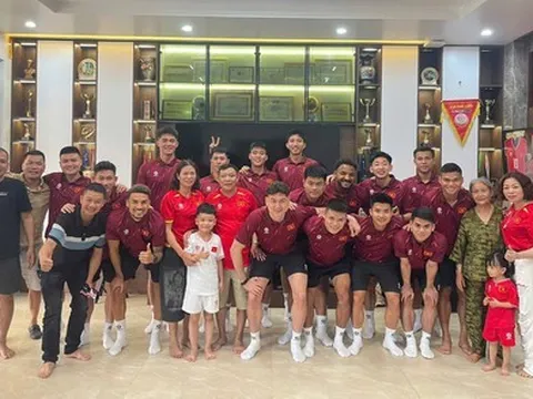 Dàn ngôi sao ĐT Việt Nam đến thăm căn biệt thự Tuấn Hải xây cho bố mẹ, bên trong thế nào mà Duy Mạnh còn phải xuýt xoa