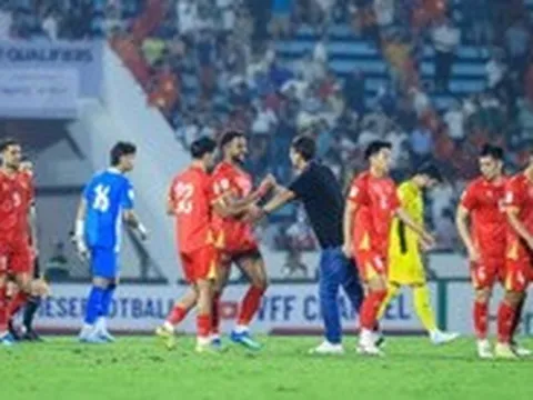 Khoảnh khắc HLV Kim Sang-sik ôm động viên từng học trò, ĐT Việt Nam chia tay nhau sau chiến thắng tưng bừng trước Malaysia