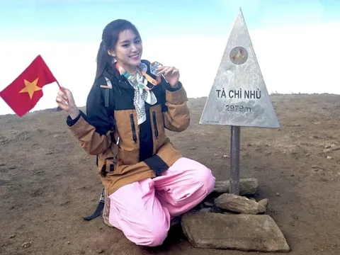 2 ngày trekking đỉnh Tà Chì Nhù của tân Miss World Vietnam