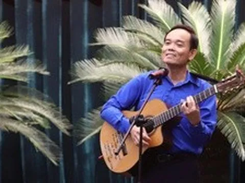 Clip Bí thư Thành ủy TPHCM ôm đàn, hát khi gặp gỡ thanh niên