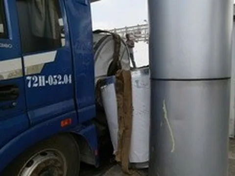 Cuộn thép lớn rơi đè cabin trạm thu phí ở TPHCM