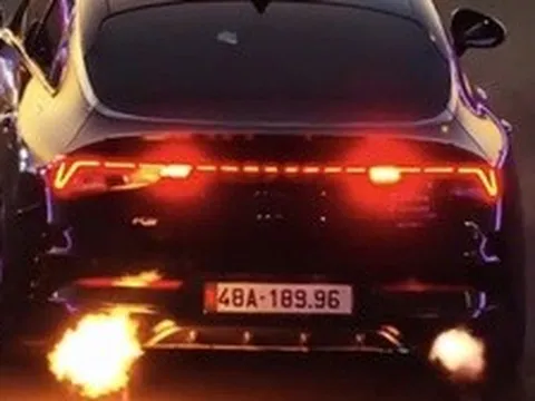 Vụ xe con phun lửa khi đang chạy trên đường gây xôn xao dư luận: Tài xế vi phạm 5 hành vi