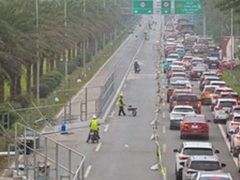 Rào chắn thi công metro số 5, Đại lộ Thăng Long tắc dài