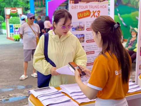 Nườm nượp khách đi Trung Quốc dịp lễ 30/4