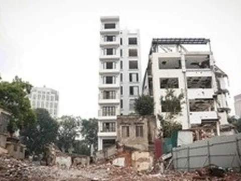 Tháo dỡ khách sạn 10 tầng ở 'đất vàng' ven hồ Gươm