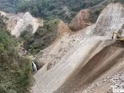 Hai công nhân bị vùi lấp tại dự án đường nối với cao tốc Nội Bài - Lào Cai